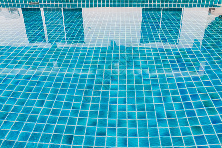 蓝色瓷砖游泳池的特写图片