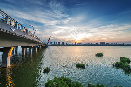 黄昏时分的南昌大桥美景图片