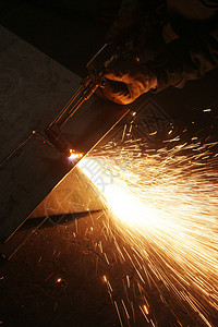 用手套工具和火花焊接钢铁的弧焊接图片