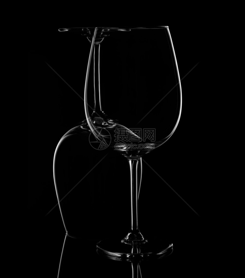 黑色背景的WineGlassWineSillhouette图片