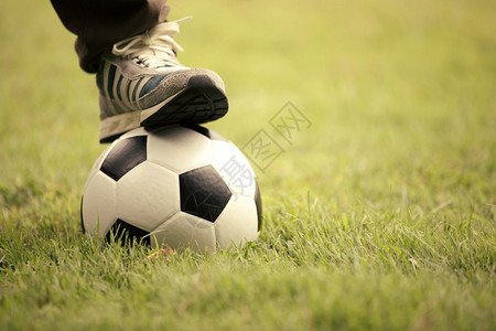 足球的顶端近脚踢足图片
