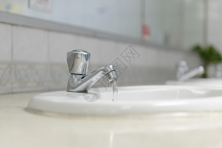 浴室水龙头的水滴图片