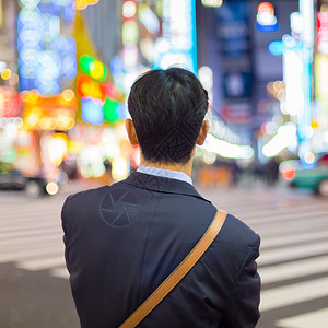 在日本东京新宿娱乐和红灯区Kabukicho的十字路口等候图片