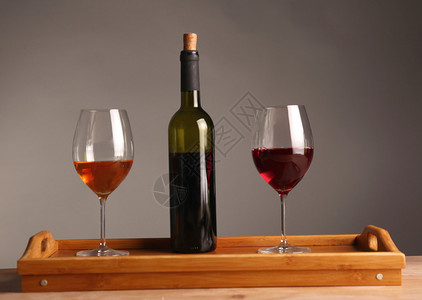 玻璃桌上的酒瓶和酒杯图片