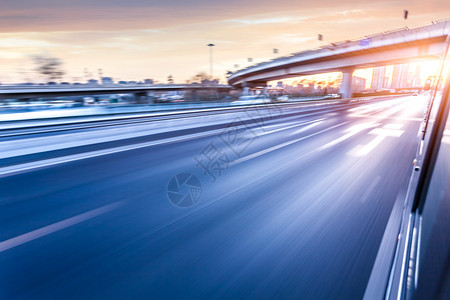 日落时在高速公路上驾驶汽图片