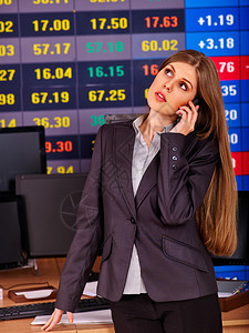 商业妇女通过电话与证券交易所董事会联系图片