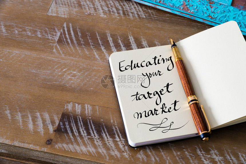在钢笔旁边的笔记本的复古效果和色调图像带有手写文本的商业概念图像教育您的目标市场图片
