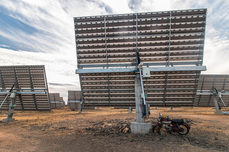 观察光伏太阳能电池板在农村收集能图片
