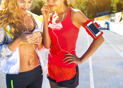 体育场跑道上的赛跑者女夏季健身锻炼慢跑运动健康积极的生活方图片
