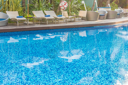 在酒店度假胜地的美丽豪华游泳池周围图片