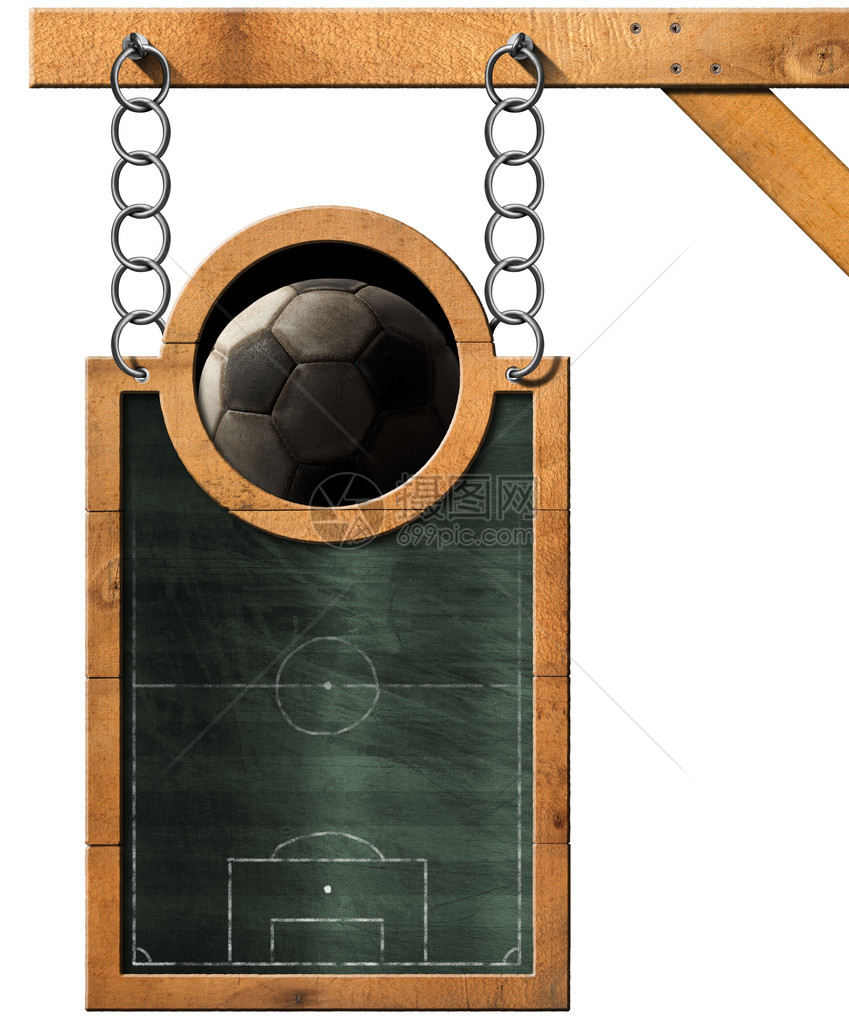 有一个足球场和一个旧足球的绿色黑板挂在木杆上的金属链上图片