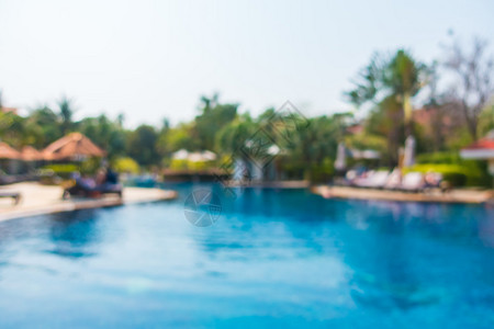 在酒店度假胜地的美丽豪华游泳池中图片