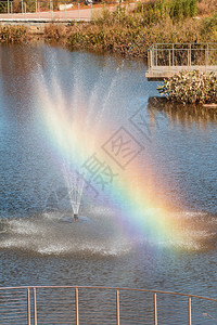 从亚特兰大公园的喷泉里传来半彩虹表图片