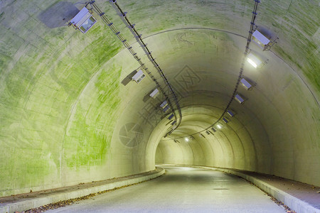 山区城市隧道内没有交通图片
