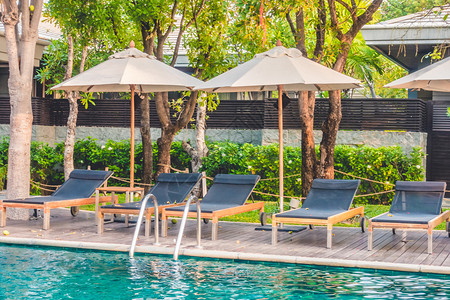 酒店泳池度假村游泳池周围美丽的豪华雨伞和椅子图片