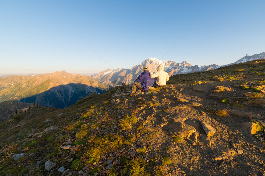 几个人在勃朗峰4810m上观看令人惊叹的日出从3000m在ValledAosta的广角后视图意大利阿尔卑斯图片