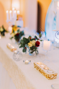 白婚桌装满鲜花和蜡烛为客人准备了婚图片