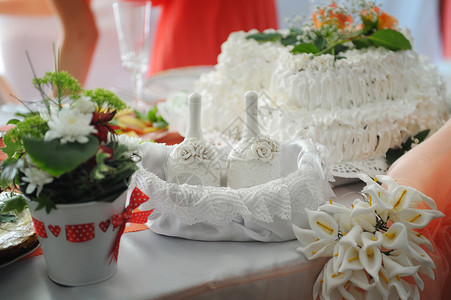 餐桌上的婚礼装饰鲜花和铃铛图片