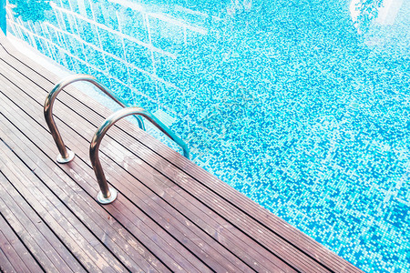 旅馆度假村的美丽豪华游泳池配有楼梯泳池图片