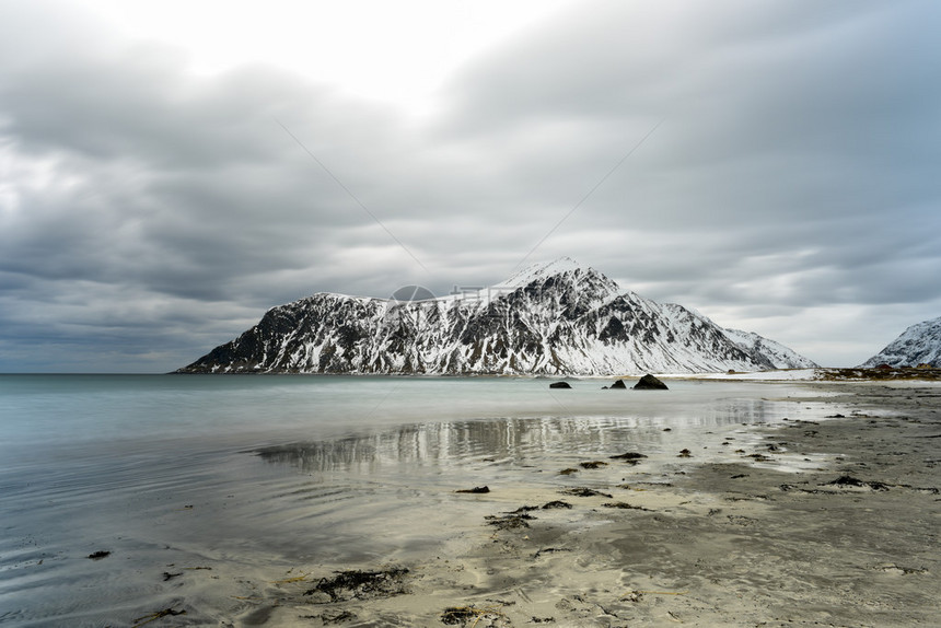 在挪威洛福顿群岛的斯卡桑登海滩图片