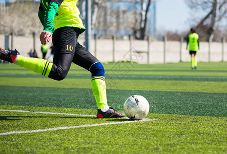 一名女子足球运动员踢球时腿部的细节图像图片