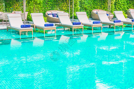 酒店度假胜地户外游泳池周围的泳椅装饰图片