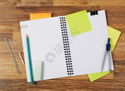 空白笔记本与白色用品图片