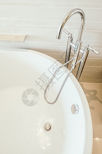 白色浴缸和水龙头装饰背景图片