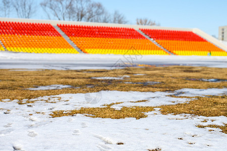 被雪覆盖的草皮足球场图片