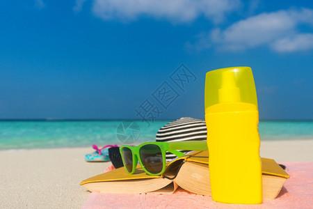 热带沙滩上的日幕帽图片