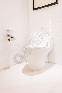 内浴室的白色厕所座椅装饰图片
