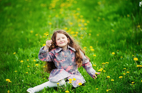 绿盛开的花园里的小美女画像背景图片