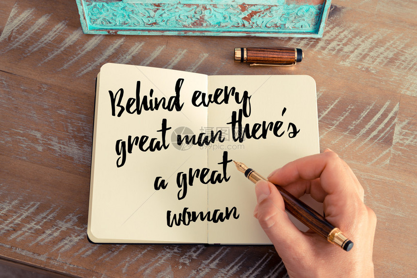 女人手写在笔记本上的复古效果和色调图像手写的报价每个伟人背后都有一个伟大的女人作为鼓舞人图片