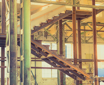废弃的旧工业室内楼梯图片