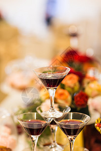杯白葡萄酒和红葡萄酒婚宴图片