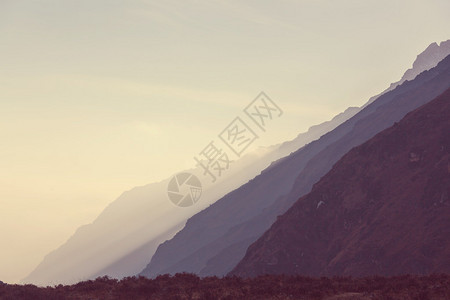 美丽的山剪影与雾图片