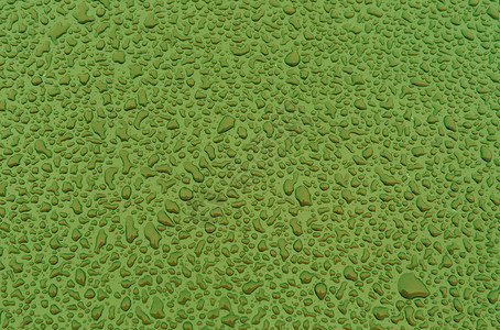 金属汽车表面的绿色水滴图片