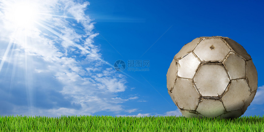 白足球橄榄球绿草和蓝天空有图片