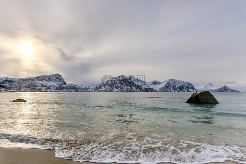 冬天的挪威罗弗敦群岛的Haukland海滩图片