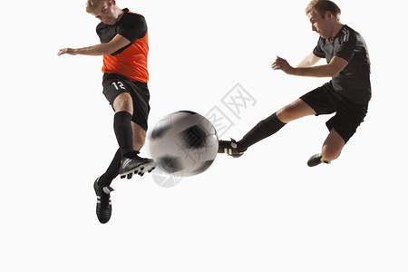 踢足球的两名足球运动员图片