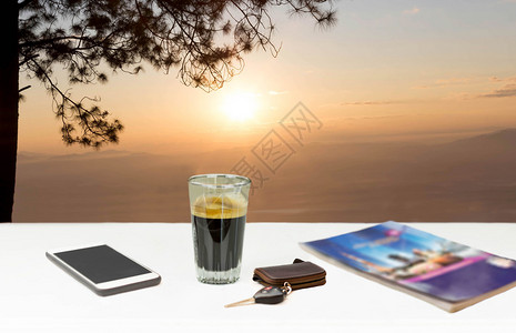 Espresso咖啡在白桌和日落或日出背景图片