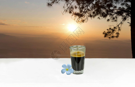 Espresso咖啡在日落或日出时以花图片