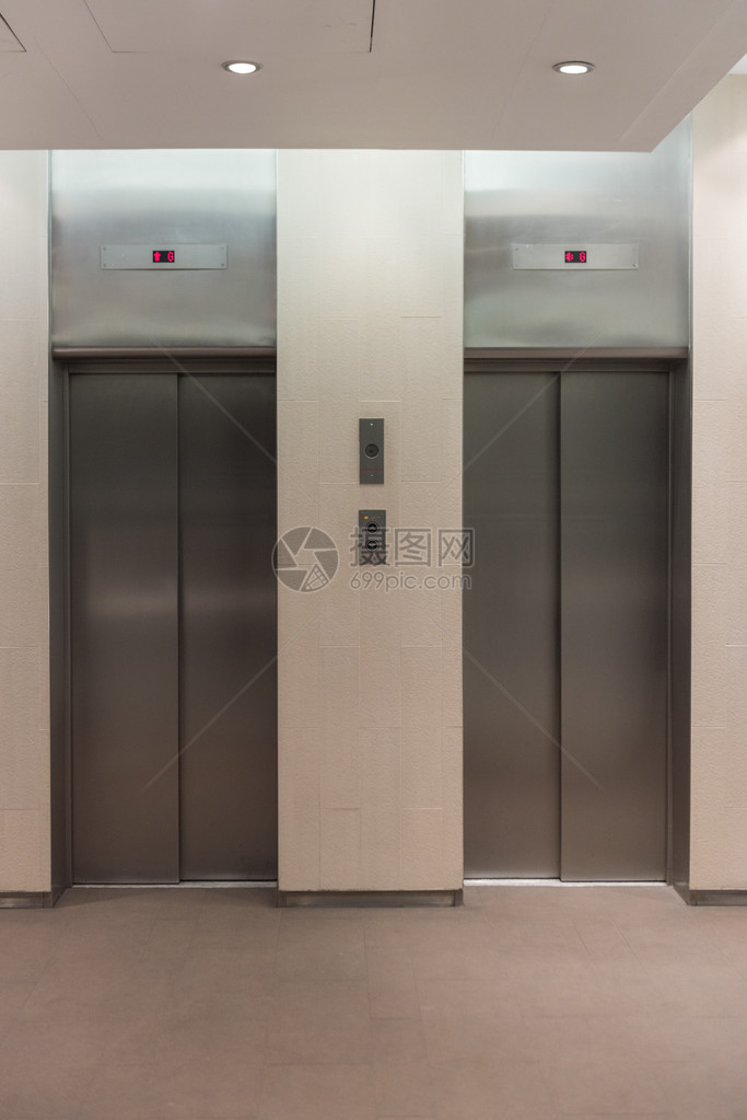 双电梯门入口前图片