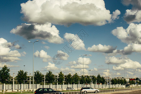机场附近高速公路上天空和云彩的美图片
