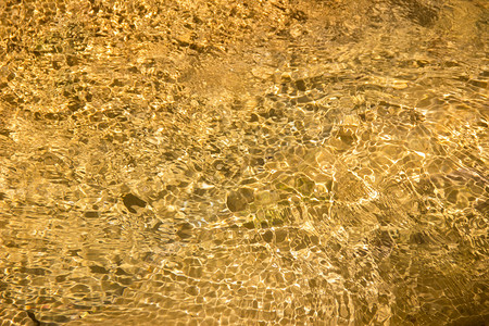 透明水和黄石块的纹理加强太阳光三图片