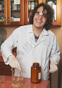 年轻快乐的化学家在实验室图片