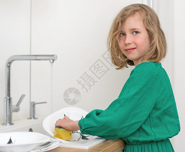 小姑娘在厨房洗盘子女孩图片