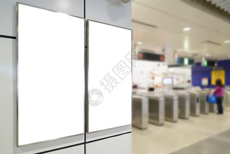 火车站入口墙上两个大型垂直肖像定向空白告示牌图片