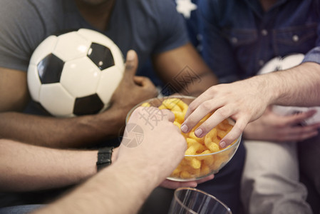 人们在足球比赛中吃小零食图片