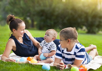 快乐的妈和她的孩子一起在公园里玩耍图片